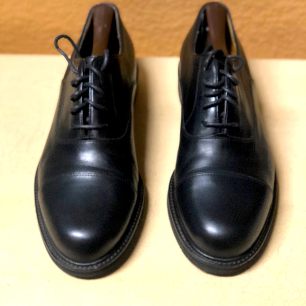 Cole Haan full leather Oxford shoes.